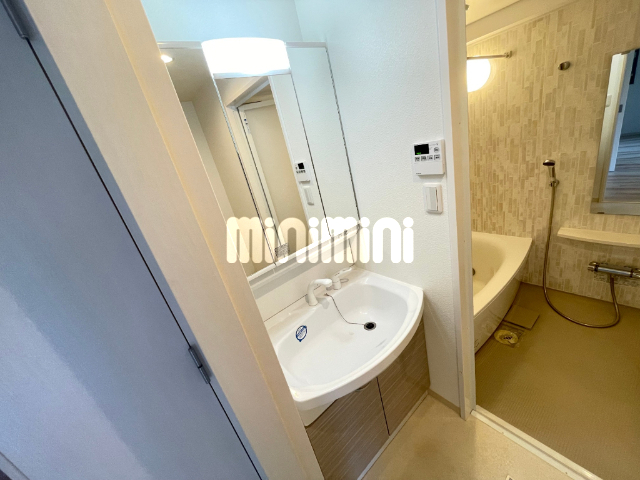 ����4