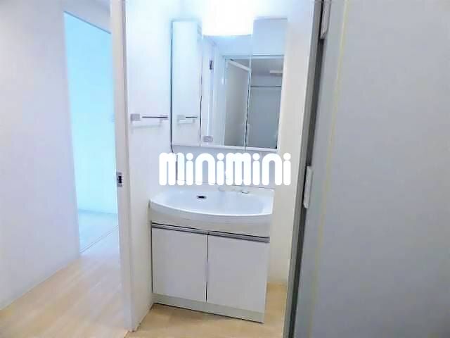 ����4