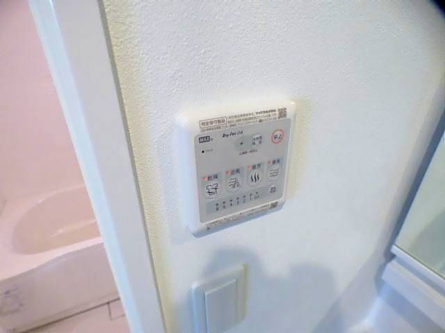 ����18