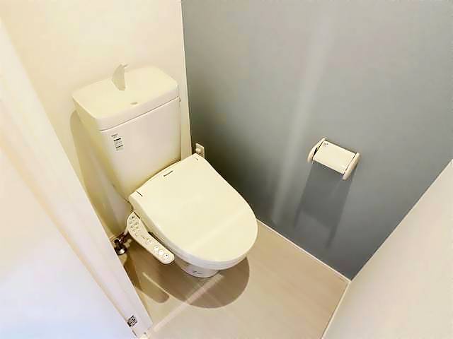 ����4