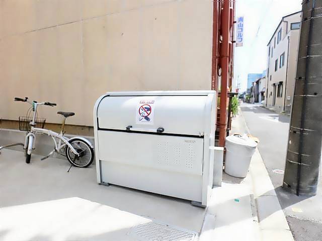 ����12