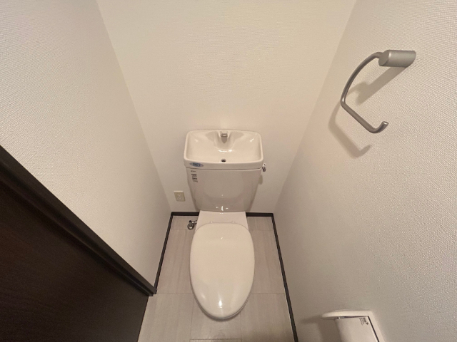 ����4
