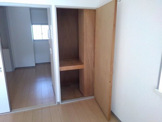 ����4