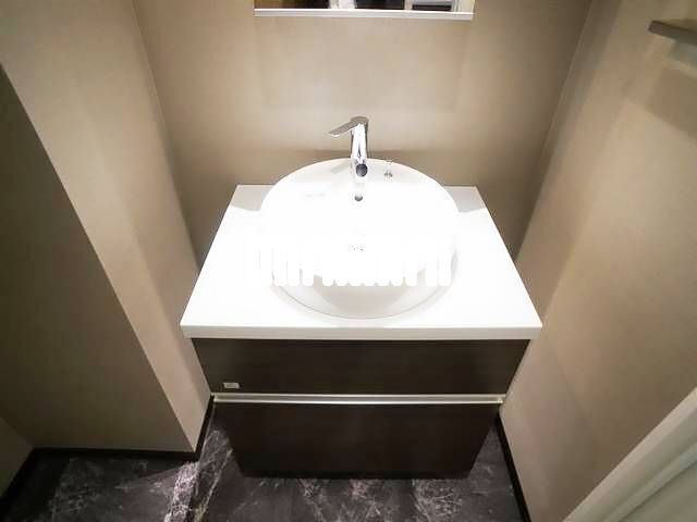 ����4