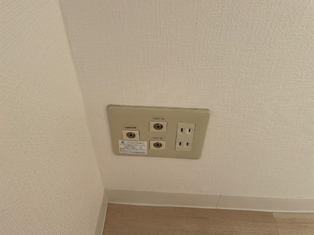 ����16