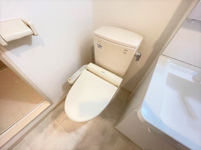 ����4