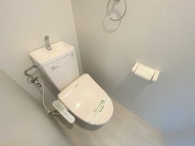 ����4