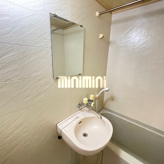����4