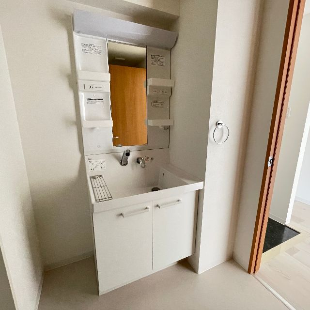 ����4