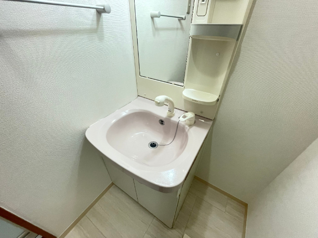 ����4