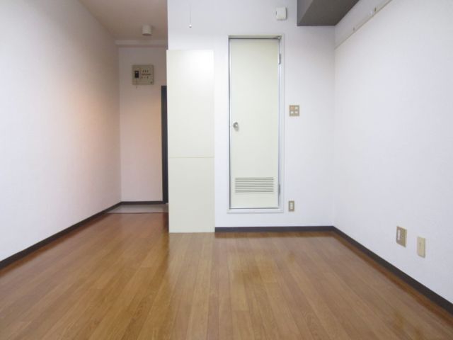 ����4