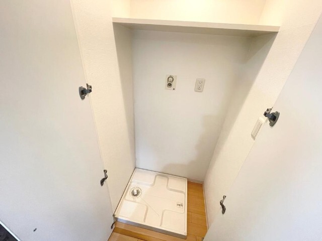 ����15