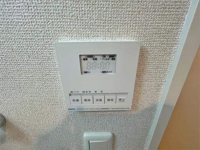����8