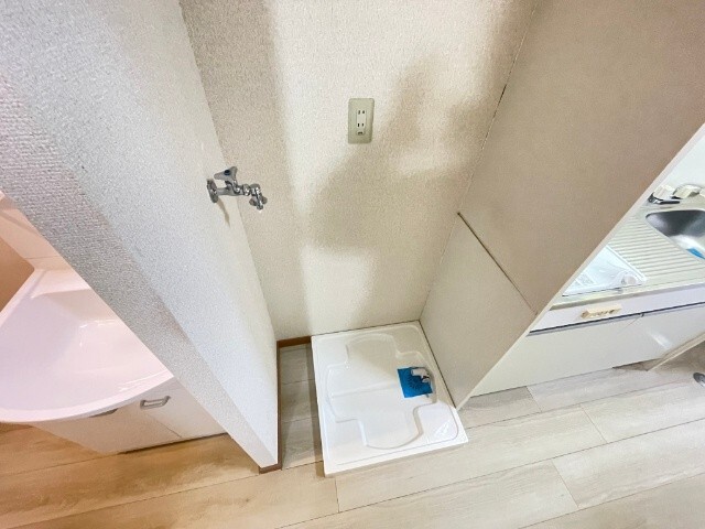 ����20