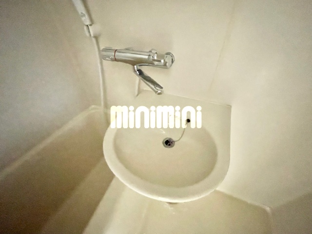 ����4