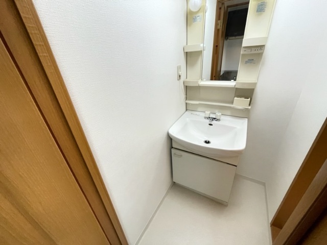 ����4
