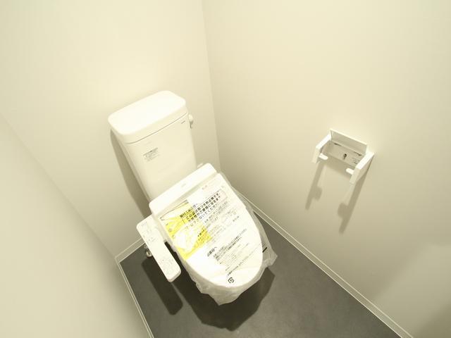 ����4