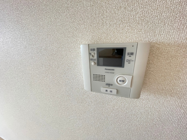 ����9