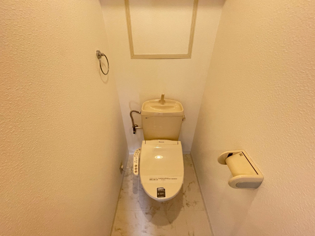 ����4