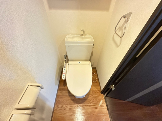 ����4