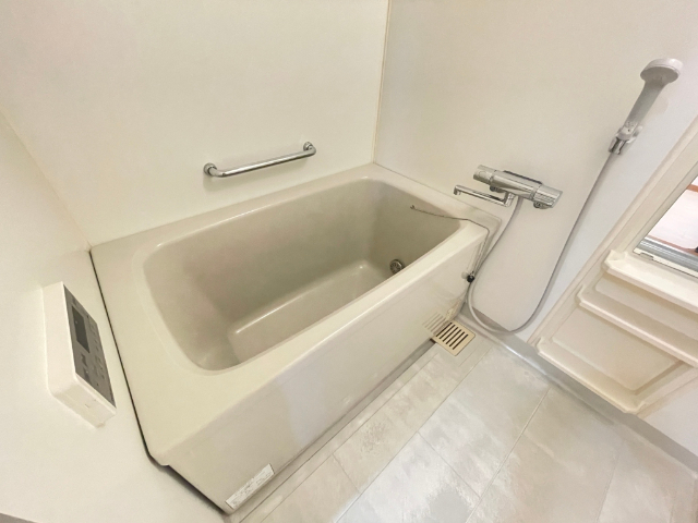 ����3