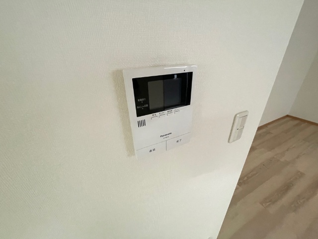 ����12