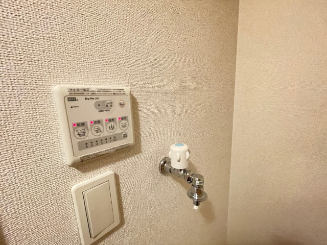 ����15
