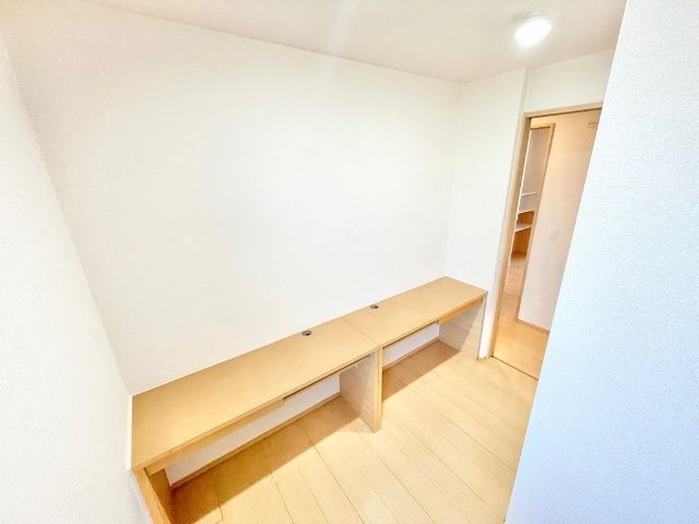 ����15