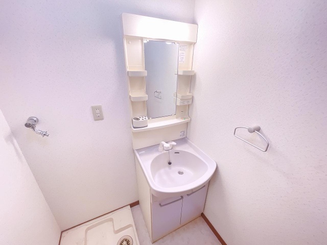 ����4