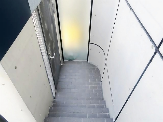����12