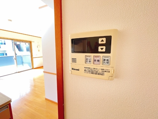 ����15