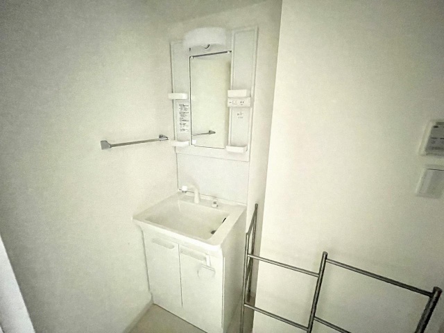 ����4