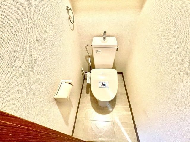 ����4