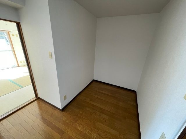 ����8