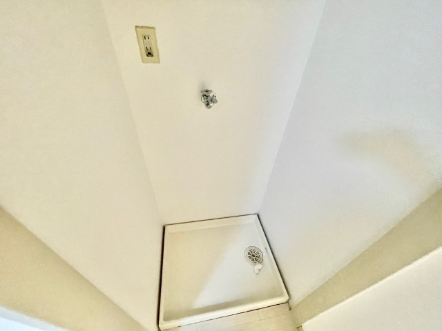 ����15