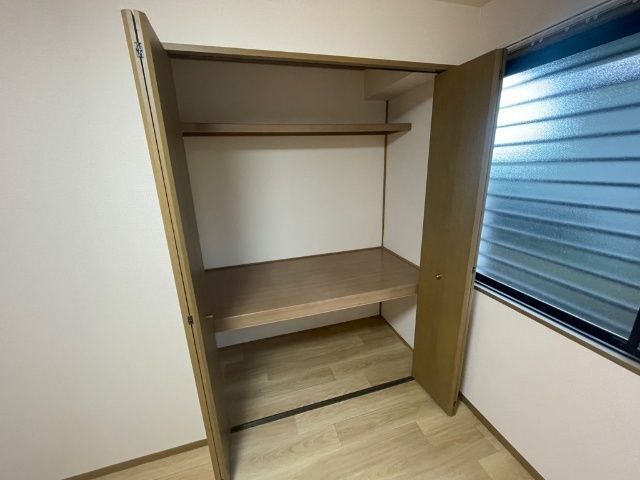 ����17