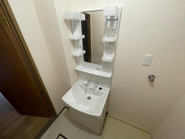 ����4