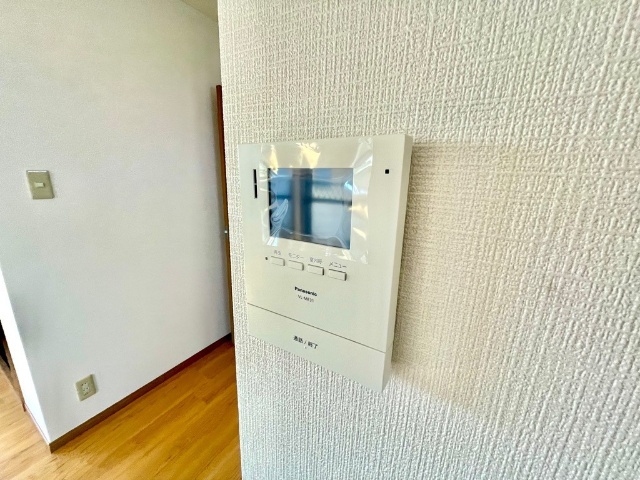 ����8
