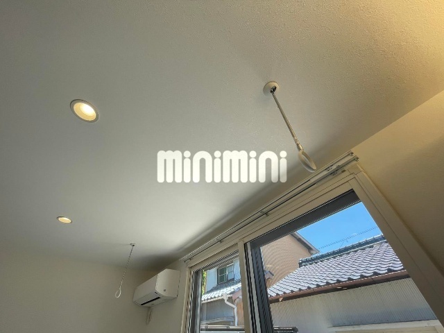 ����30