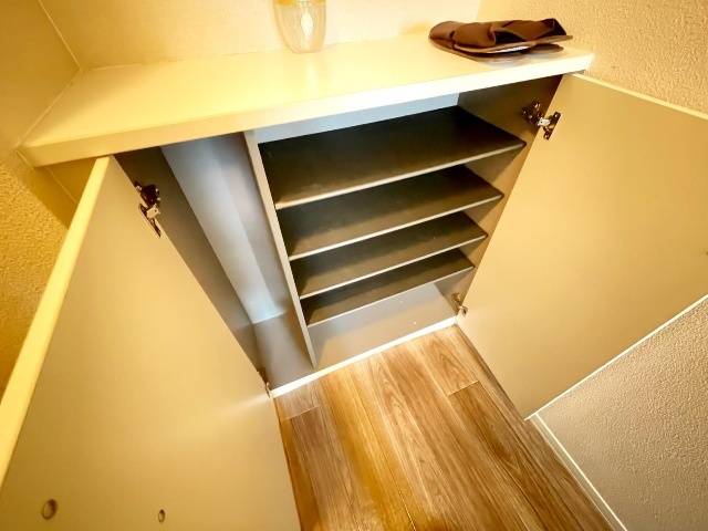 ����25