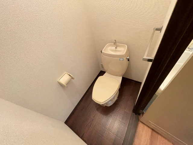 ����4