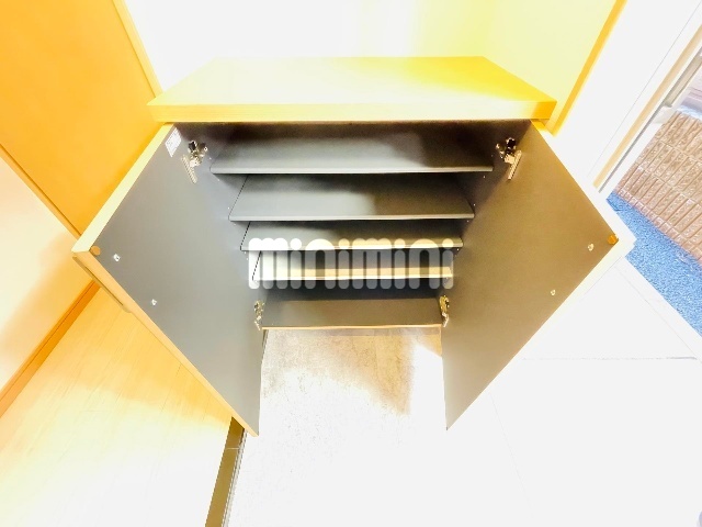 ����15