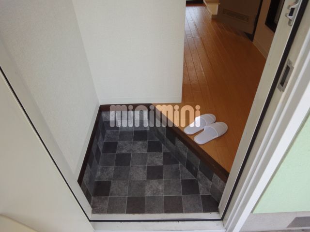 ����9