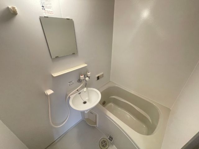 ����4