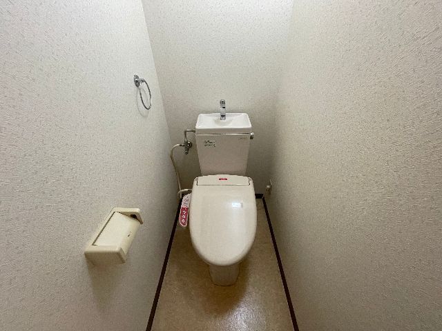 ����4