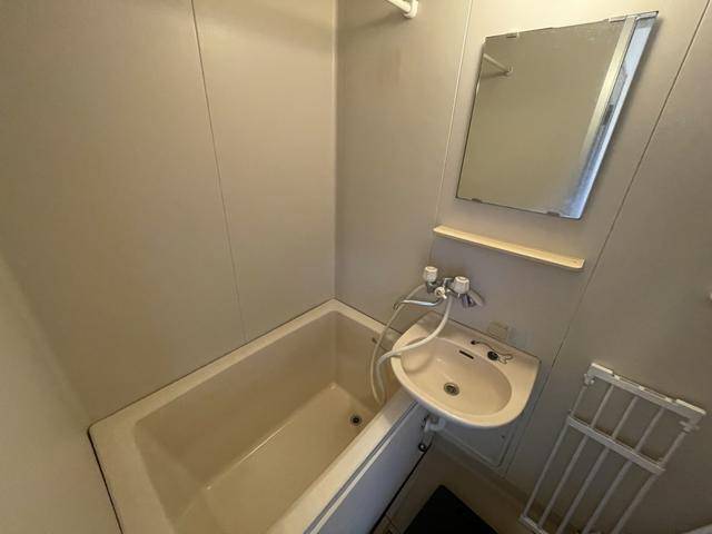 ����3