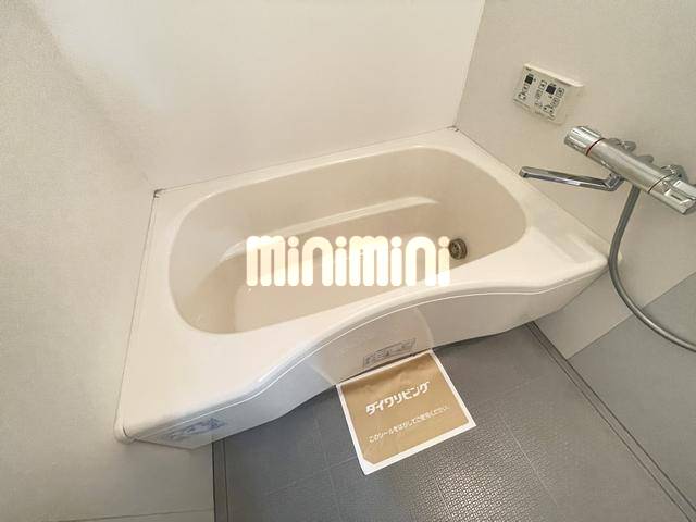 ����15