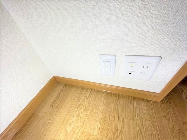 ����16