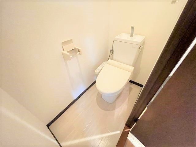 ����4