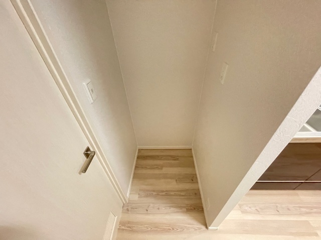 ����16